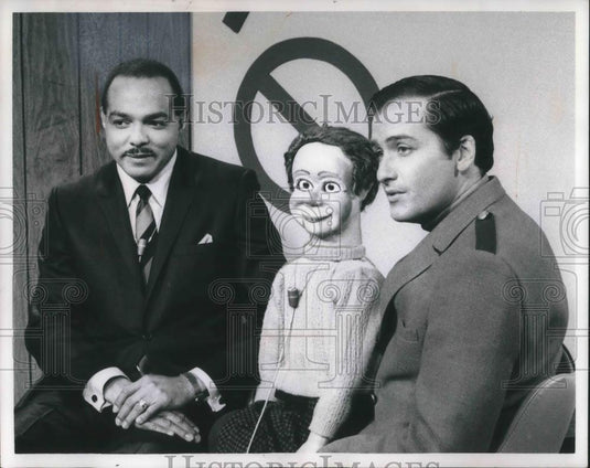 Press Photo Cleveland Mayor Carl Stokes & Pvt Clem on Captain Cleveland Show - Historic Images