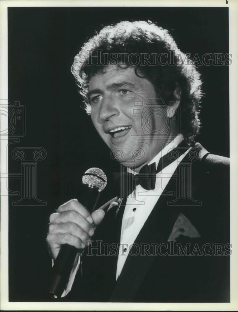 1983 Press Photo Mac Davis in Mac Davis Special The Music of Christmas - Historic Images