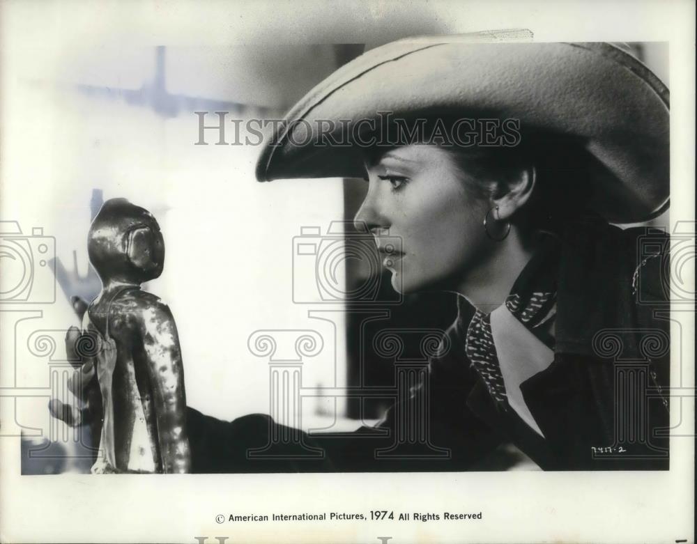 1974 Press Photo Elizabeth Ashley in Golden Needles - cvp13593 - Historic Images