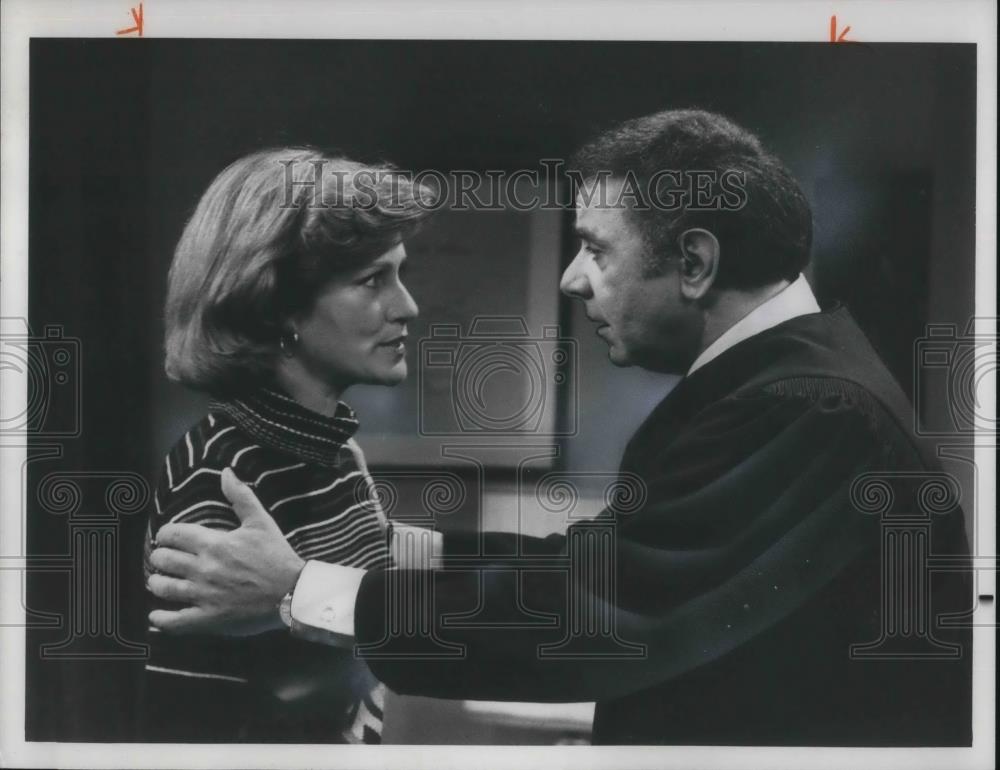 1977 Press Photo Cynthia Harris and Michael Constantine on Sirota's Court - Historic Images