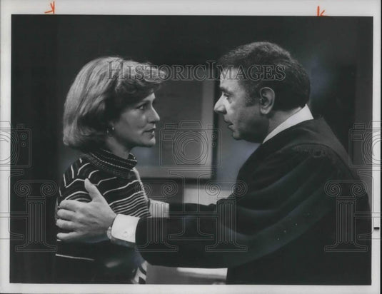 1977 Press Photo Cynthia Harris and Michael Constantine on Sirota's Court - Historic Images