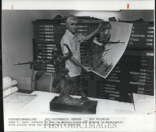 1981 Press Photo John T. Dyer Curator of Art Marine Corps Art Museum Washington - Historic Images