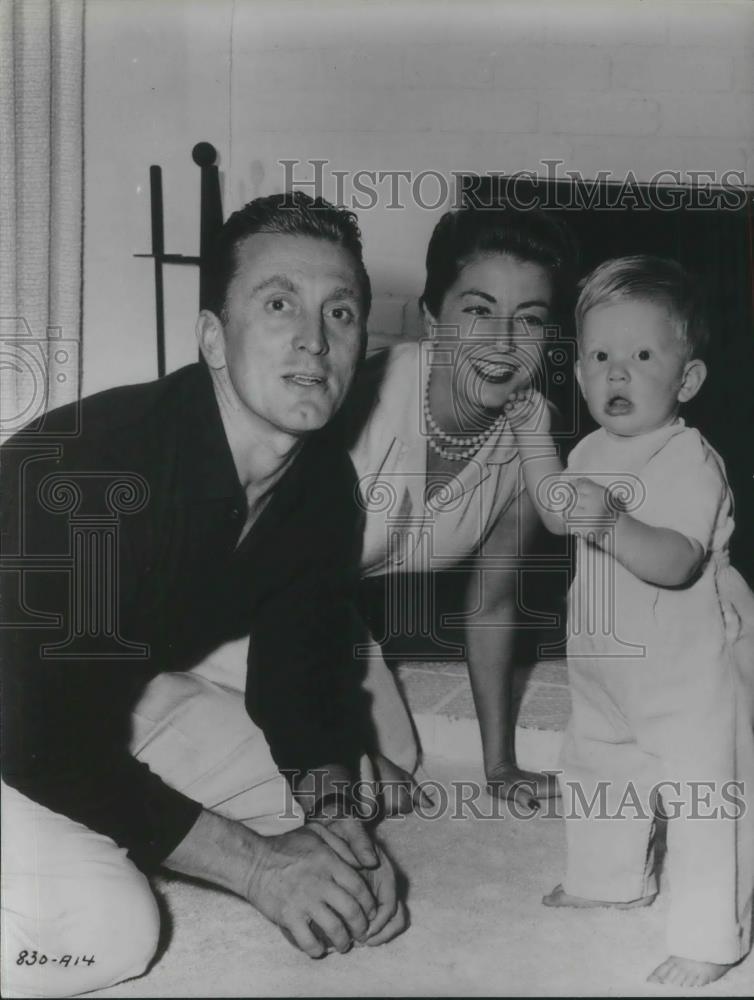 1969 Press Photo Kirk Douglas Actor and wife Anne Buydens Producer - cvp03967 - Historic Images