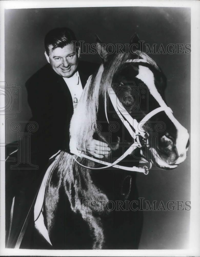 1972 Press Photo Arthur Godfrey Radio and TV Broadcaster Horseback Riding - Historic Images