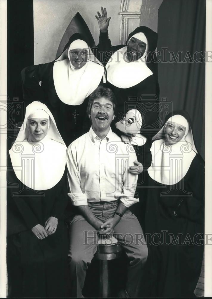 1986 Press Photo Dan Goggin &amp; Cast Members of Nunsense - cvp13518 - Historic Images