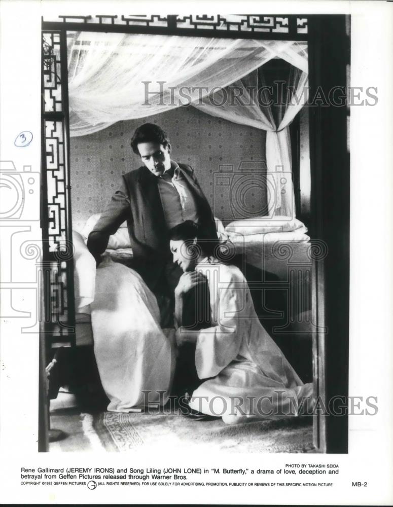 1993 Press Photo Jeremy Irons and John Lone star in M. Butterfly - cvp09657 - Historic Images