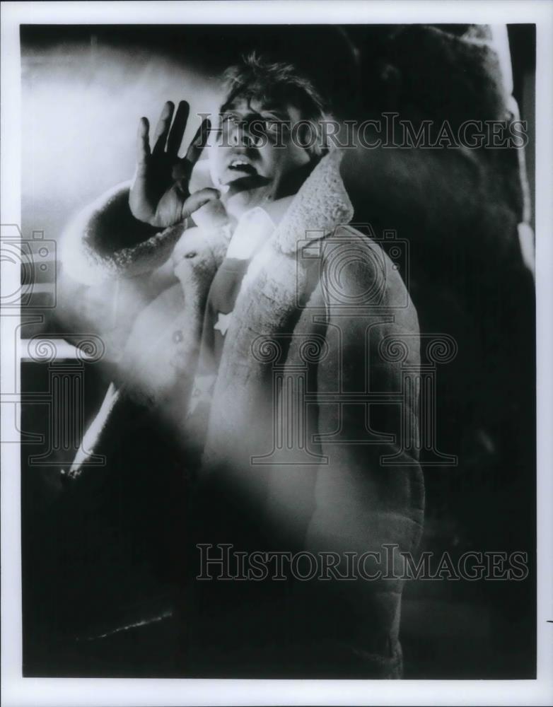1987 Press Photo Film Director David Hemmings Eyeballs a Shot Filming Werewolf - Historic Images