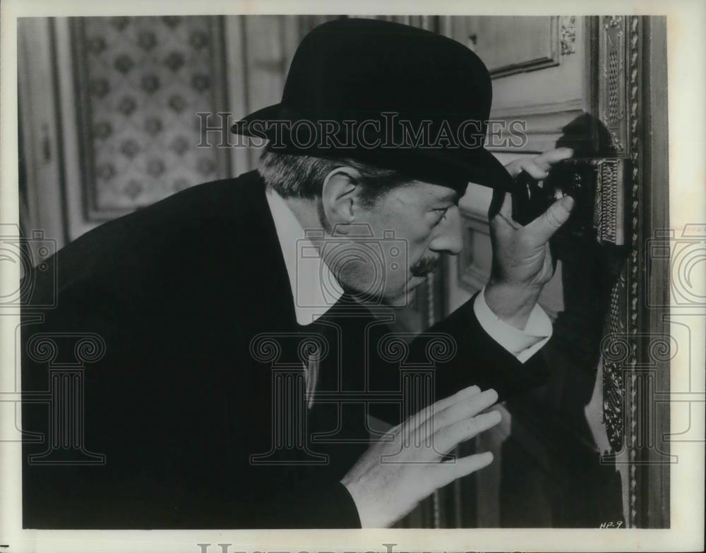 1966 Press Photo Alec Guinness in Hotel Paradise - cvp18404 - Historic Images
