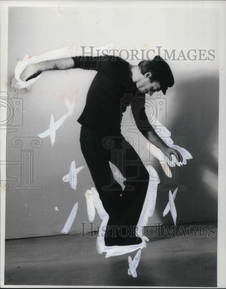 1976 Press Photo Vassilis Giacoumis Greek Dancer Fiarmount Center - cvp11909 - Historic Images
