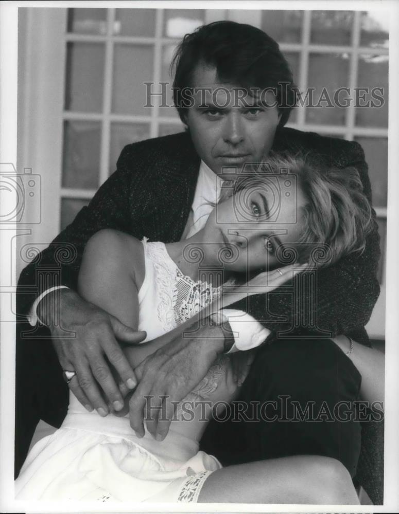 1988 Press Photo Robert Urich &amp; Chynna Phillips in The Comeback - cvp10925 - Historic Images