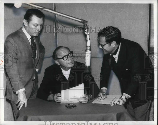 1969 Press Photo Jack Benny Actor Al Nelson Broadview Savings Bill Gabriel - Historic Images
