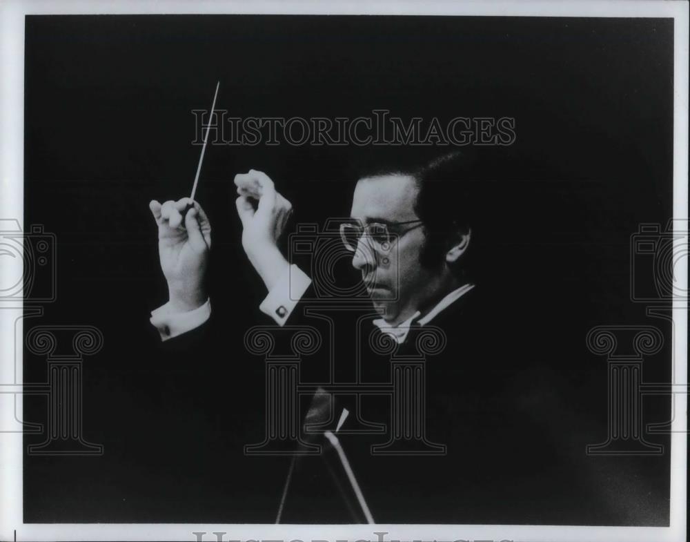 1974 Press Photo Lawrence Foster Conductor - cvp14619 - Historic Images