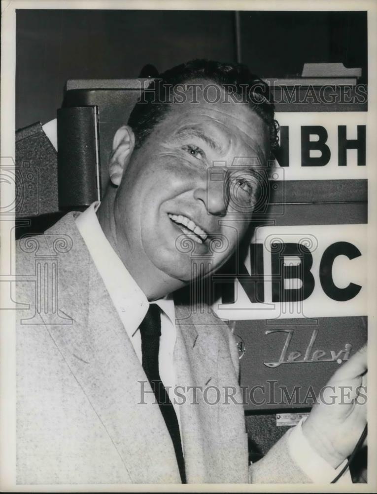 1956 Press Photo Phil Harris plays Billy the bartender in Manhattan Tower - Historic Images