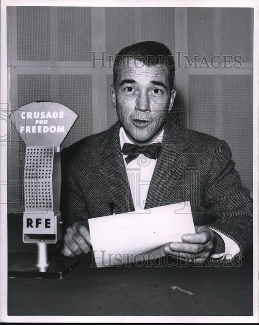 1957 Press Photo Kenyon C Bolton Broadcasting from Munich Germany - cvp00344 - Historic Images