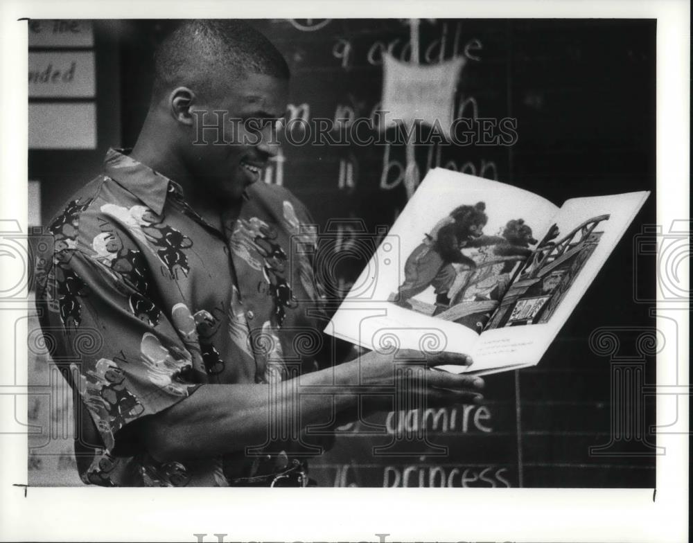 1991 Press Photo Thane Gash Safety Football Player for Cleveland Browns - Historic Images