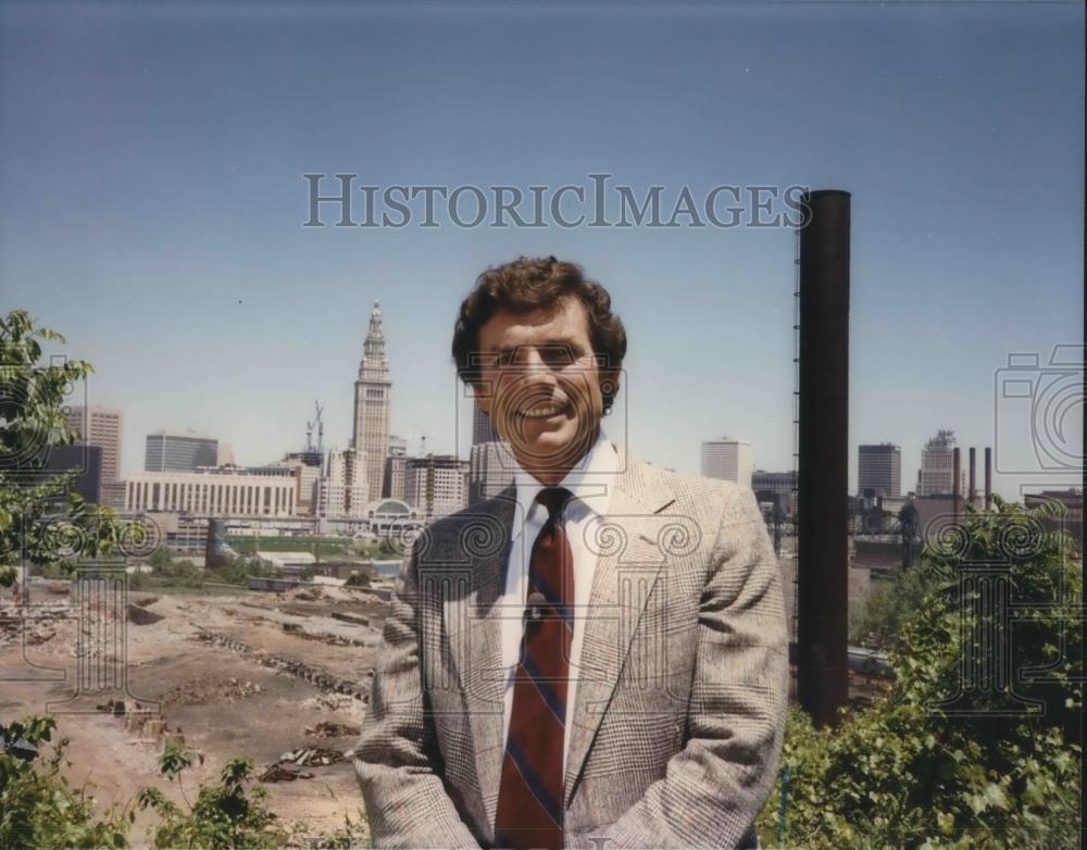 1990 Press Photo David Birney at Terminal Tower for Memories and the Dream WKYC - Historic Images