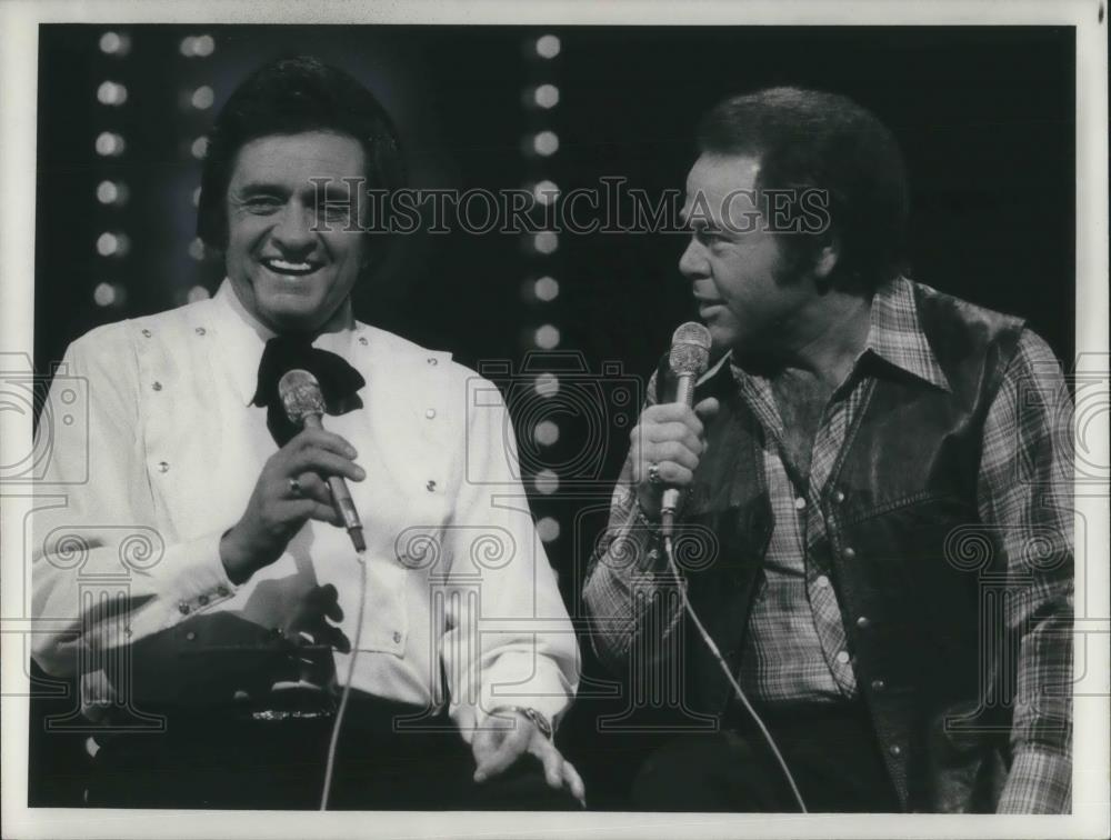 1977 Press Photo Johnny Cash and Roy Clark Country Music Singers Songwriters - Historic Images