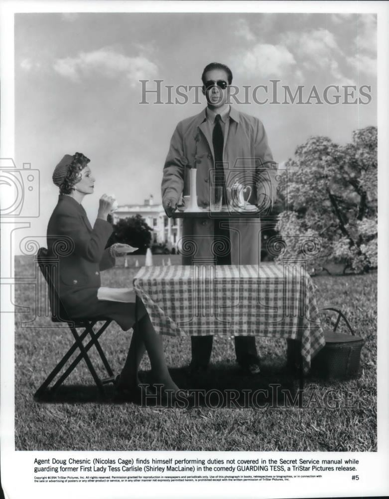 1995 Press Photo Nicolas Cage and Shirley MacLaine star in Guarding Tess - Historic Images