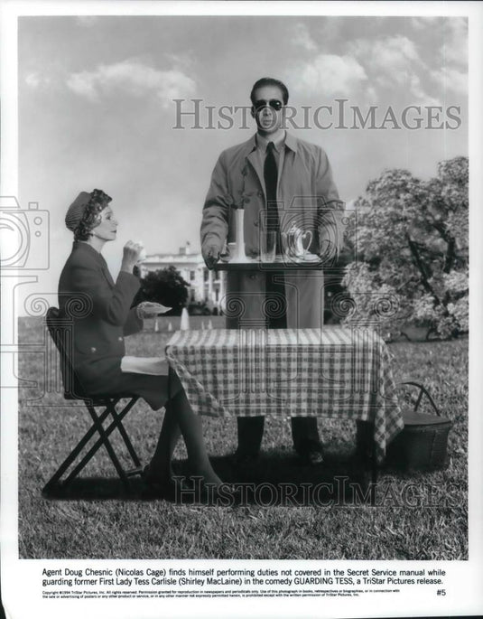 1995 Press Photo Nicolas Cage and Shirley MacLaine star in Guarding Tess - Historic Images