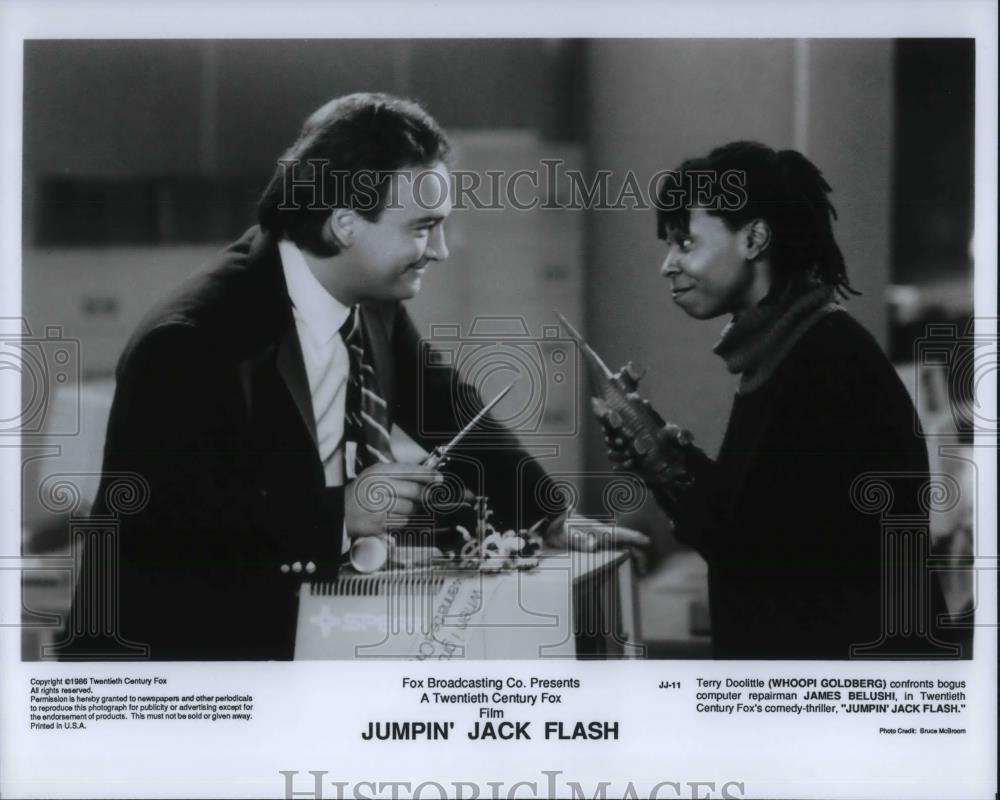 1989 Press Photo Whoopi Goldberg and James Belushi in Jumpin' Jack Flash - Historic Images