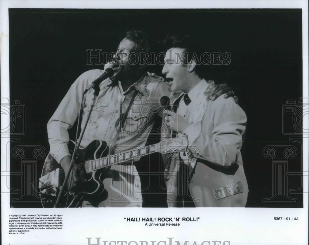 1987 Press Photo Chuck Berry and Taylor Hackford in Hail Hail Rock N Roll - Historic Images