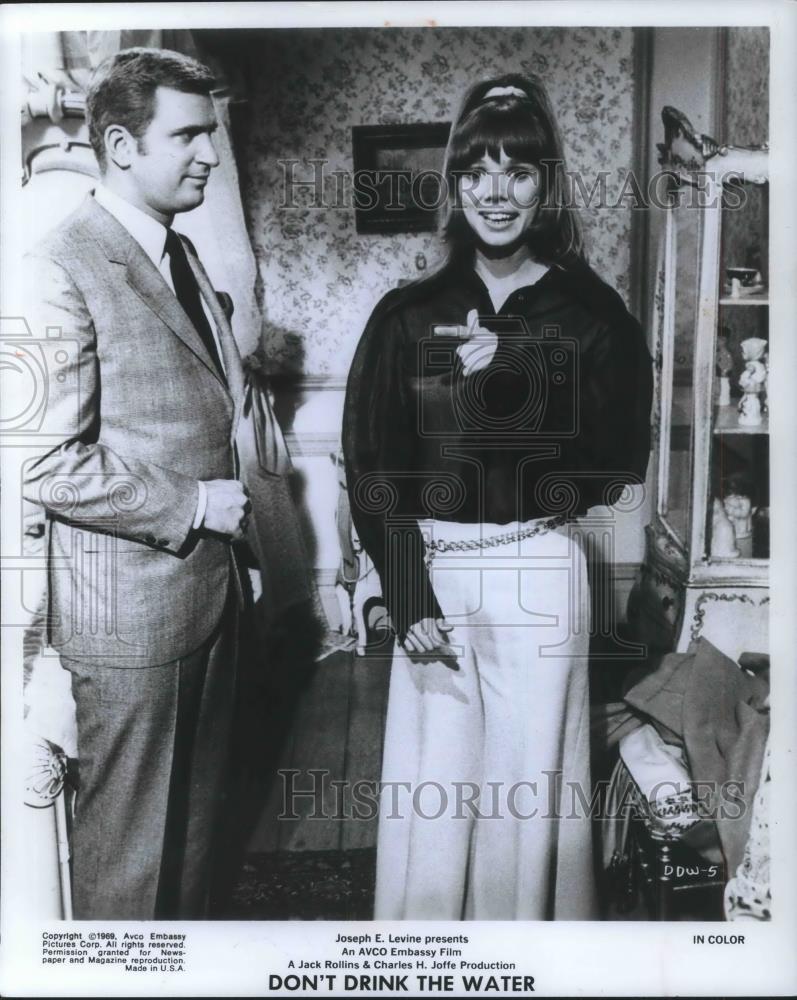 1969 Press Photo Ted Bessell and Joan Delaney in Don&#39;t Drink the Water - Historic Images