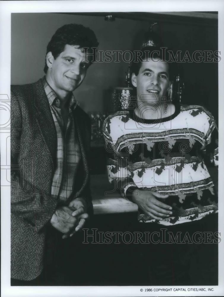 1987 Press Photo Ed Marinaro and Ken Ollin star in Single Bars, Single Men - Historic Images