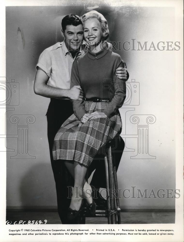 1960 Press Photo Warren Berlinger and Tuesday Weld in When They&#39;re Young - Historic Images