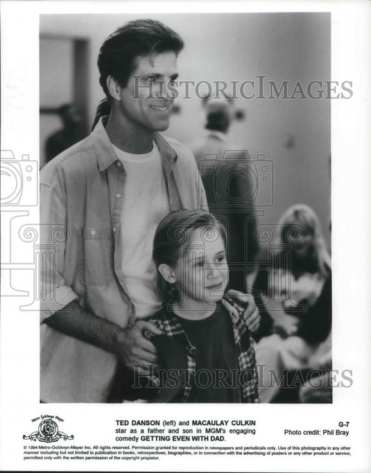 1994 Press Photo Ted Danson & Macaulay Culkin in Getting Even With Dad - Historic Images