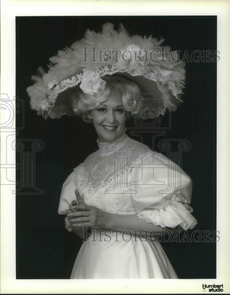 1984 Press Photo Bleeka Bartley Stars As Dolly Gallagher Levi - Historic Images