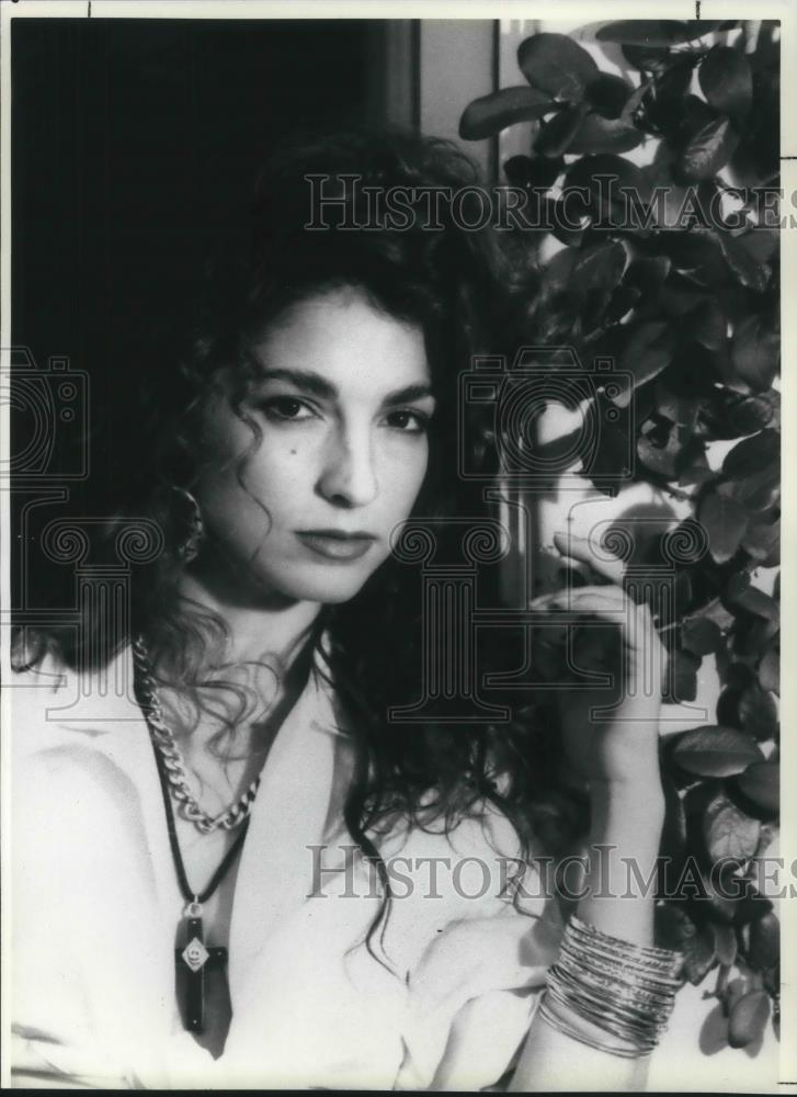 1990 Press Photo Gloria Estefan Latin Pop Singer Songwriter Musician - cvp06211 - Historic Images