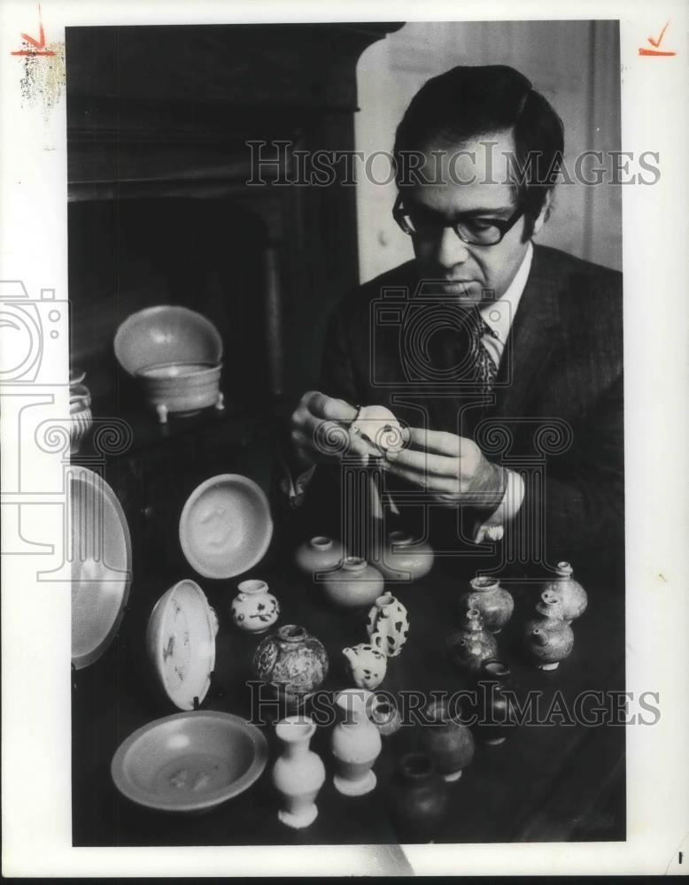 1974 Press Photo Gary Graffman Pianist &amp; His Collection of Oriental Ceramics - Historic Images