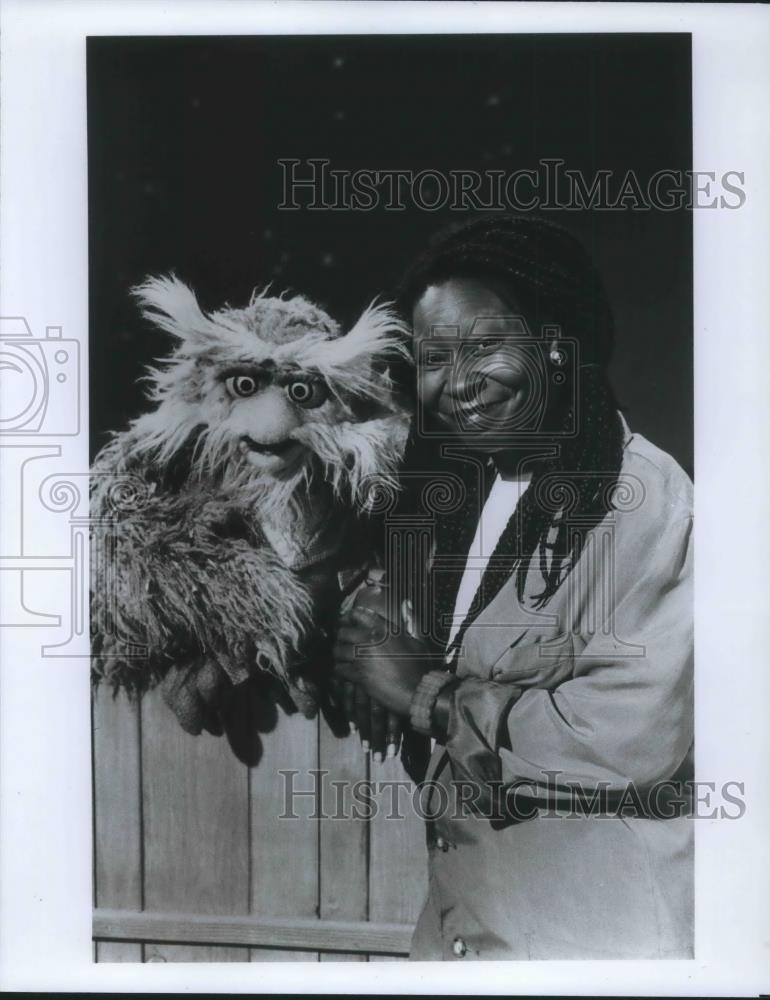 1990 Press Photo Whoopi Goldberg on Sesame Street - cvp14228 - Historic Images