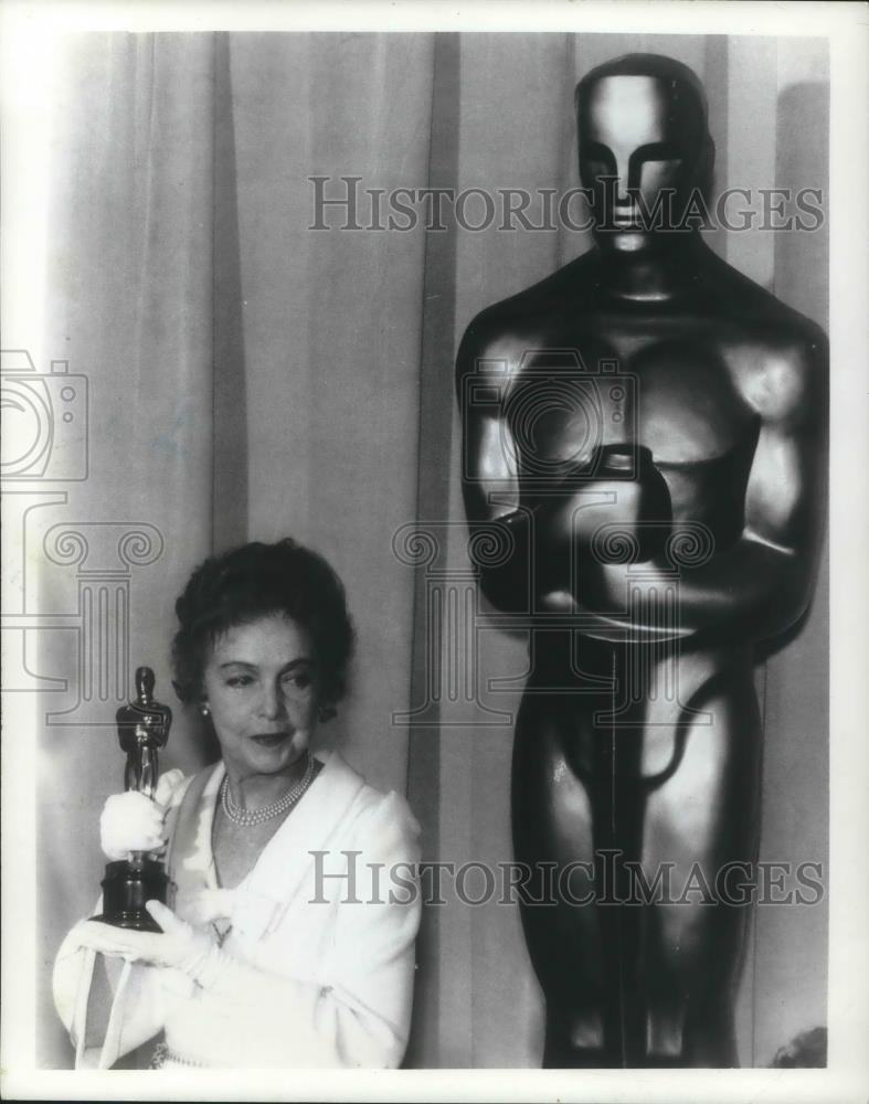 1971 Press Photo Lillian Gish Actress receives Oscar for Long Service to Acting - Historic Images