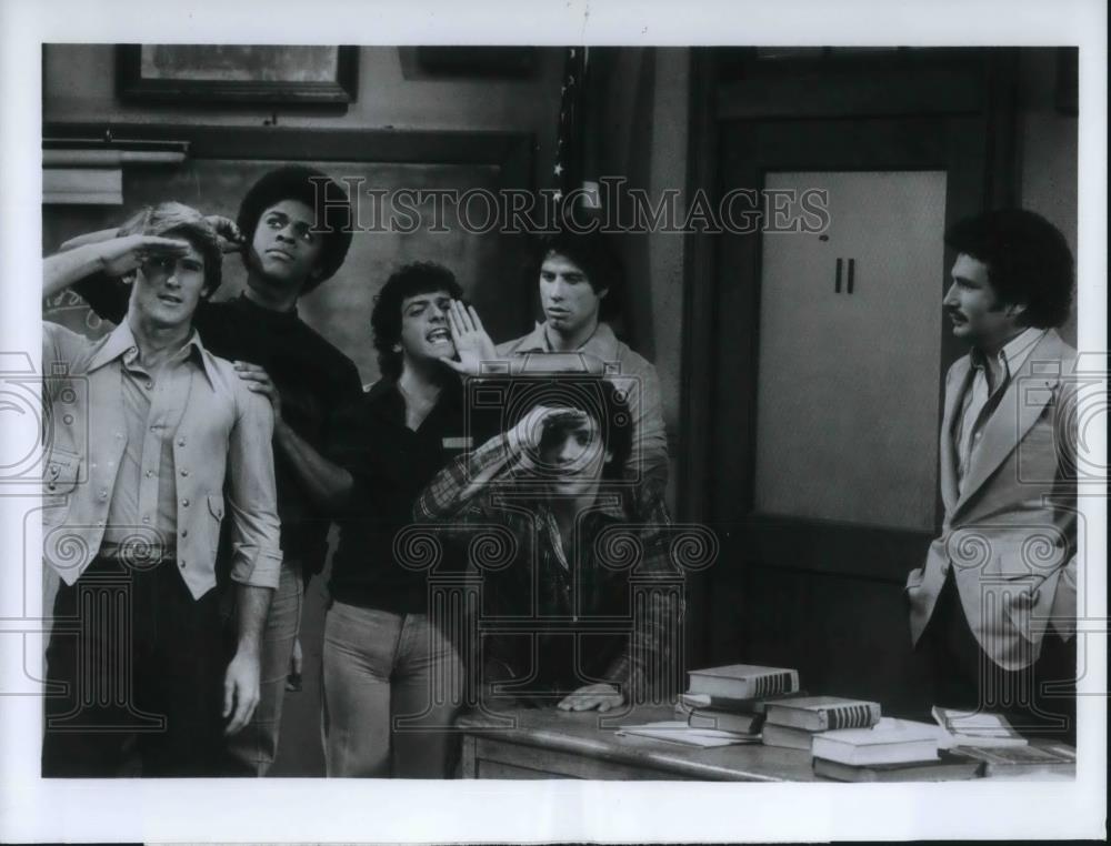 1978 Press Photo John Travolta & Robert Hegyes on Welcome Back Kotter - Historic Images