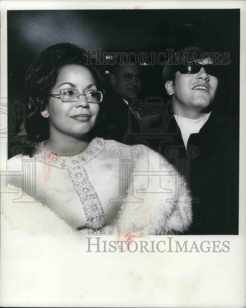 1971 Press Photo Jose Feliciano with wife Hilda - cvp18100 - Historic Images