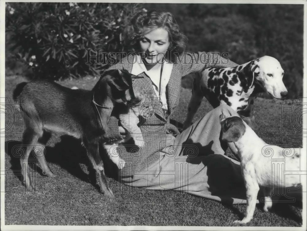 1936 Press Photo Doris Dudley Actress Hollywood California With Her Pets - Historic Images