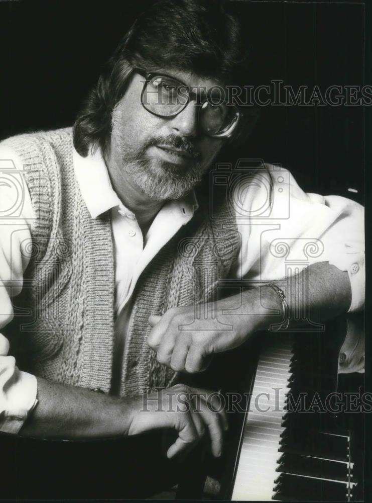 1983 Press Photo Martin Charnin Director &amp; Co-Author of Upstairs at O&#39;Neals - Historic Images