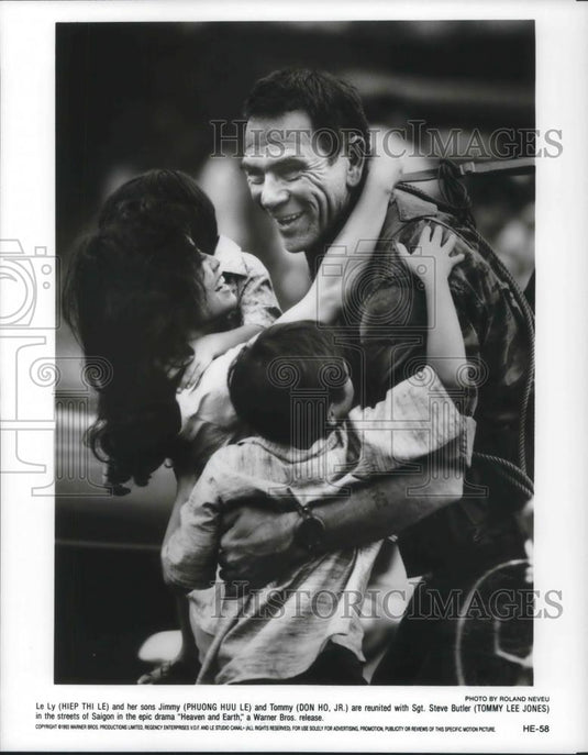 1993 Press Photo Hiep Thi Le & Tommy Lee Jones in Heaven & Earth - cvp11245 - Historic Images