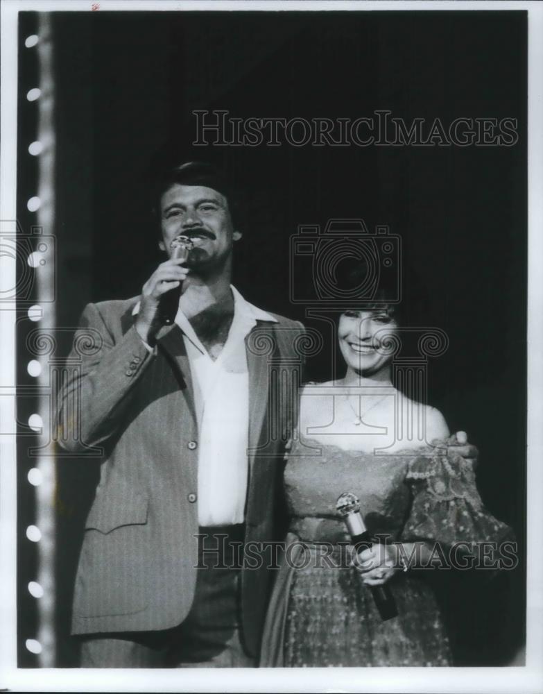 1984 Press Photo Glenn Campbell &amp; Loretta Lynn on Country Comes Home - cvp07541 - Historic Images
