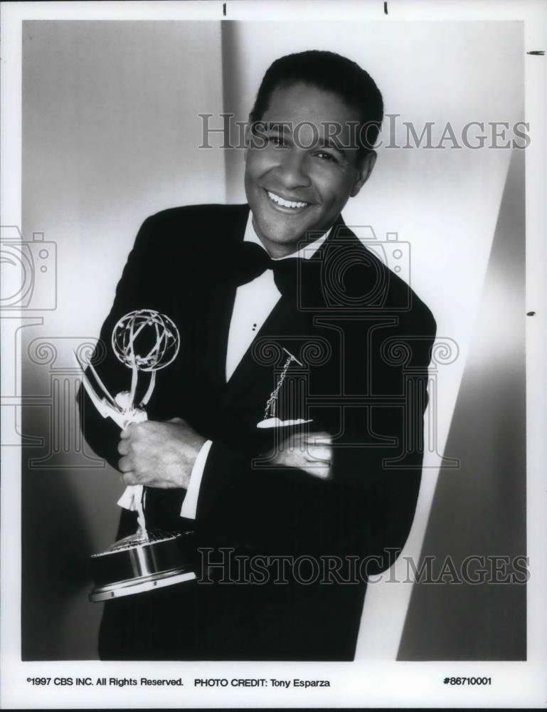 1997 Press Photo Bryant Gumbel Emmy Awards - cvp17608 - Historic Images