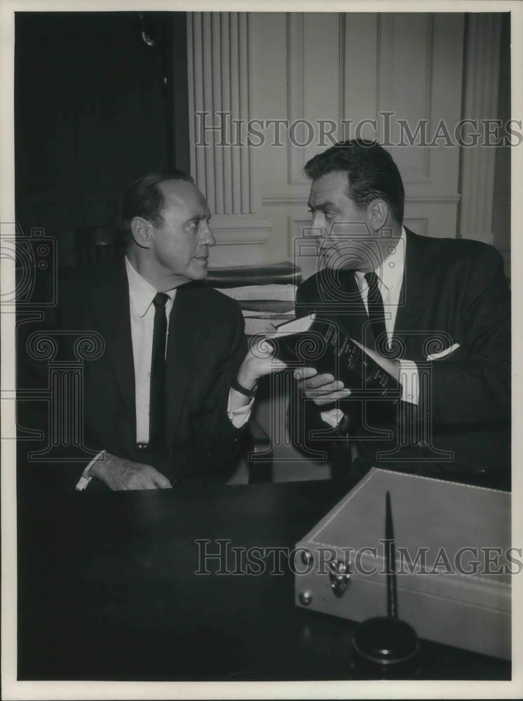1964 Press Photo Jack Benny and Raymond Burr Actor - cvp05443 - Historic Images