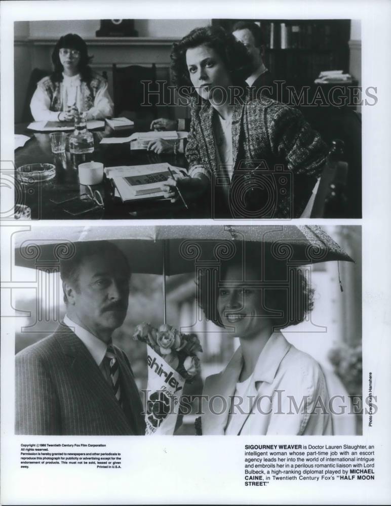 1989 Press Photo Sigourney Weaver and Michael Caine in Half Moon Street - Historic Images
