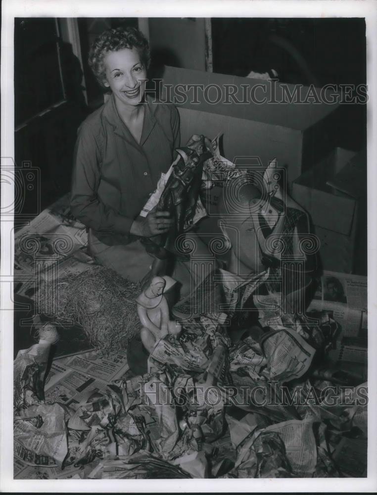 1959 Press Photo Miss Edris Eckhardt Sculpting - cvp04880 - Historic Images