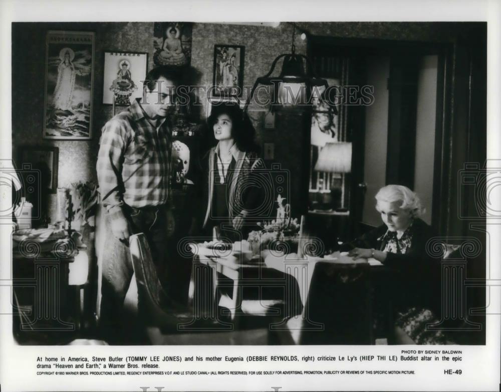 1995 Press Photo Tommy Lee Jones Debbie Reynolds Hiep Thi Le in Heaven and Earth - Historic Images