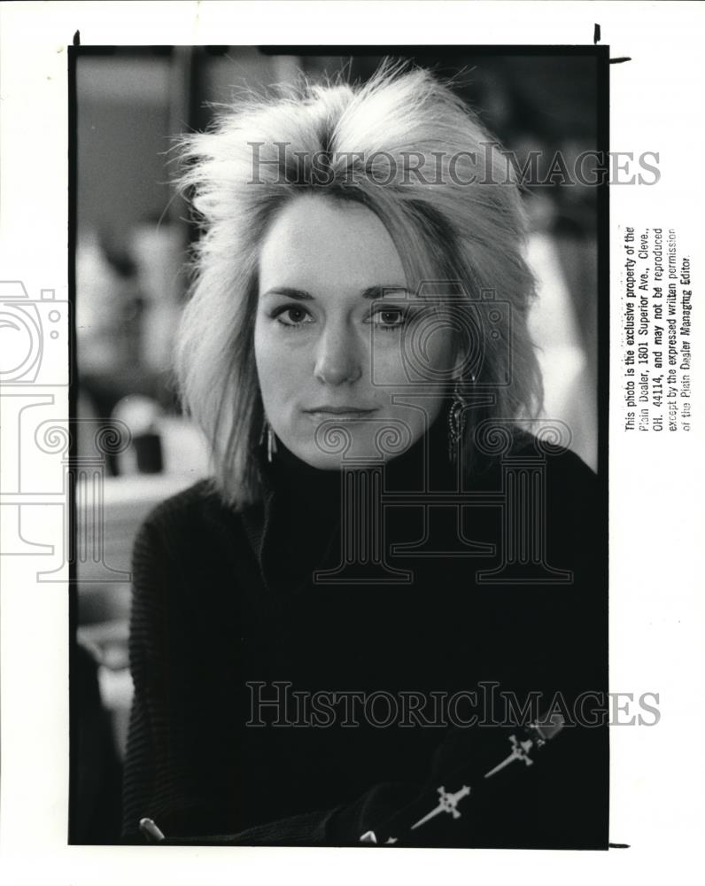 1988 Press Photo Artist Nina Vivian Huryn at Look Daggers Studio - cva17371 - Historic Images