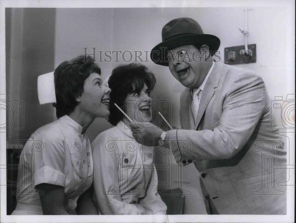 1964 Press Photo Soja Ronheim Jane Andrews Frank Fontaine Visiting patients - Historic Images