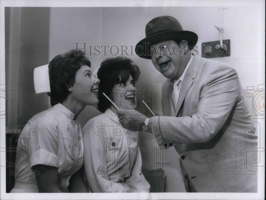 1964 Press Photo Soja Ronheim Jane Andrews Frank Fontaine Visiting patients - Historic Images