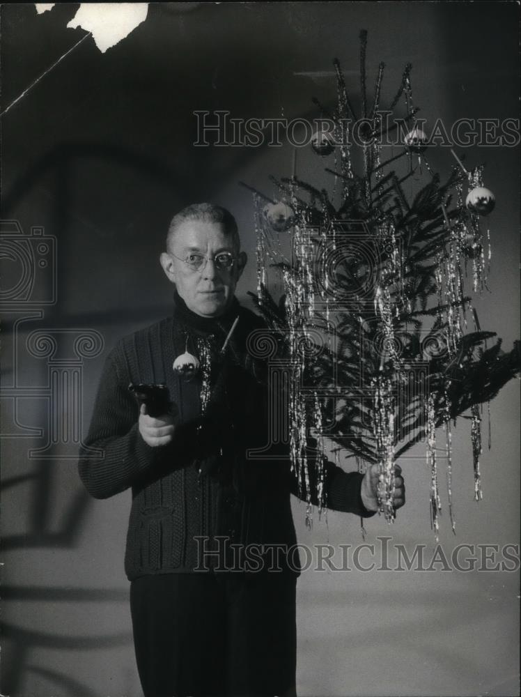 1964 Press Photo Alec Guinness Situation Hopeless- but not serious - cvp17604 - Historic Images