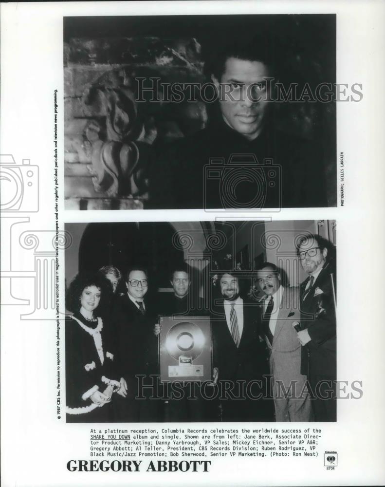 1987 Press Photo Gregory Abbott &amp; Columbia Records Executives - cvp08521 - Historic Images